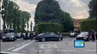 L’arrivo di Meloni alla camera ardente di Berlusconi ad Arcore