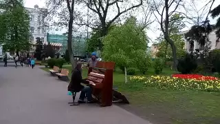 Кирилл Костюковский играет свою музыку на Контрактовой