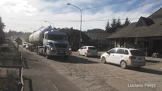 camion mercedes benz empresa liquigas  video 398 villa la Angostura Neuquén Argentina 🚚😎.