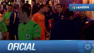 Jugadores del FC Barcelona y Rayo Vallecano en el túnel de vestuarios