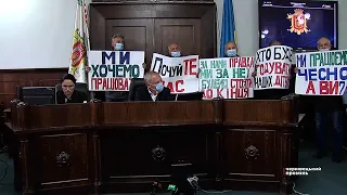 Мер Роман Клічук втік від чернівецьких двірників, які прийшли на сесію