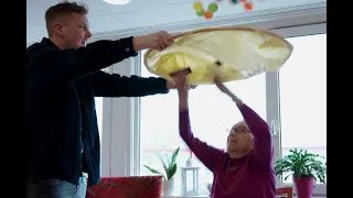 Bewegen is leven: Joël's oefeningen en spelletjes inspireren ouderen in beweging te blijven