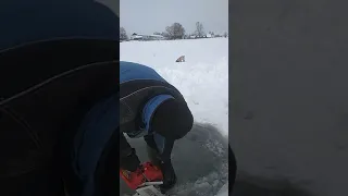 Пилим лёд бензопилой