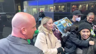 #exclusive Emily Blunt sign autograph in @NYC