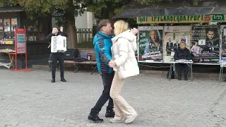 Трускавець 2023: пара танцює на бюветі у Трускавці