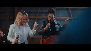 IL GUÉRIT   Gwen Dressaire, Dena Mwana & Victoire Musique Clip Officiel