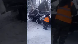 дтп лесовоза в лесу. и такое бывает когда не вышел в гору. подпишись на канал