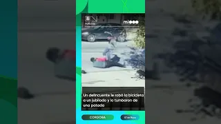 Un delincuente le robó la bicicleta a un jubilado y lo tumbaron de una patada voladora