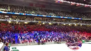 A spontaneous Marseillaise with French crowd one set away from the Davis Cup !!