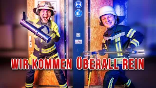 Notfall Türöffnung - Halligan vs. Ramme | Niklas on fire