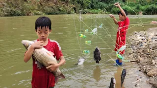 Bac uses many small bamboo trees as fishing rods and plastic bottles as floats to catch big fish.