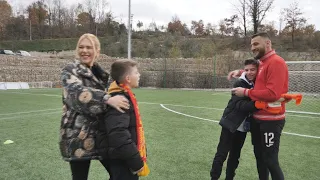 Komentatori më i veçantë i futbollit shqiptar, i shkrin së qeshuri të gjithë! Më thuaj një dëshirë