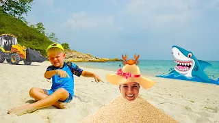 Мама и малыш играют с трактором экскаватором в песке Видео для детей nursery rhymes