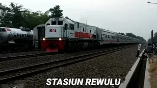 Kereta Api di Stasiun Rewulu Yogyakarta