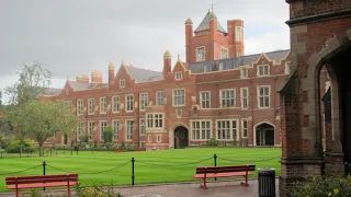 Queen's University Belfast | Wikipedia audio article