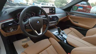استعراض مواصفات BMW الفئه الخامسه 2023 لون ابيض صالون جملي