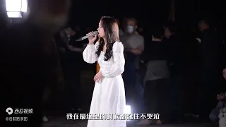 《純分享》尹夢琪 在江邊唱《漂洋過海來看你》，觀眾越來越多，攝像機都被擋住了!