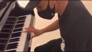 Esequiel Barco se animó al piano