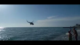 Военный вертолет над пляжем в Крыму