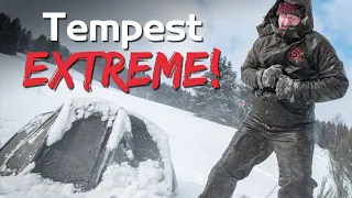 Trakker Tempest EXTREMTEST – Bivvy VS Schneekanone! 25.000mm Wassersäule! Aquatexx EV Zeltmaterial!