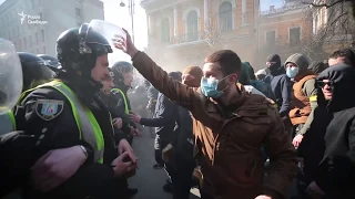 Видео драки праворадикалов с полицией возле Администрацией президента