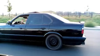 BMW E34 4.4 (+4kacit) VS BMW E34 M50 B3.O