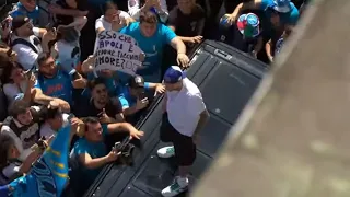 Clementino show, arriva al Maradona sul tetto dell'auto: tifosi in delirio 😍💙