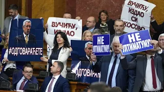 Abgeordnete prügeln sich im Parlament in Serbien