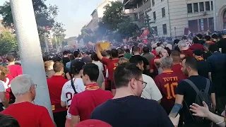 Il corteo da pelle d'oca dei Romanisti per le strade di Budapest