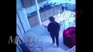 Вымогавшая у Тарзана деньги женщина попала на видео: кадры из хостела