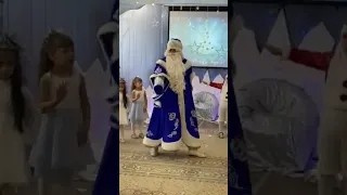 весёлый дед мороз, танцует в детском саду