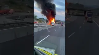 VIDEO / TRAGEDIA IN TANGENZIALE: TIR SI RIBALTA E PRENDE FUOCO, MORTO L'AUTISTA