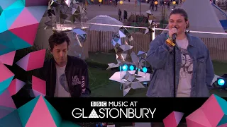 Mark Ronson performs Don't Leave Me Lonely with YEBBA in acoustic session at Glastonbury 2019