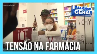 Criminoso invade farmácia e faz funcionária refém