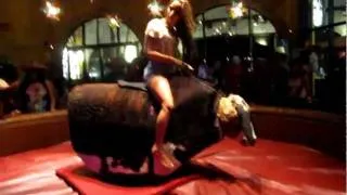 Сексуальное женское родео на механическом быке.