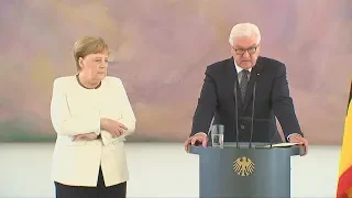Bundeskanzlerin Merkel übergibt Ernennungsurkunde – und zittert erneut