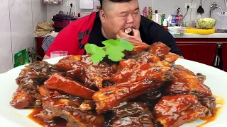 Monkey uses half a pork chop to make ”plum spareribs”  chops large pieces  stir-fry soft  rotten an