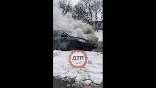 Видео с места пожара автомобиля Mazda в Киеве на бульваре дружбы народов.