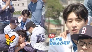 Park Seojun.Have a serious look during the foot-washing due toLee Gwangsu's kiss.《Running Man》EP427