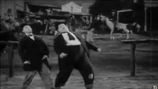 Laurel y Hardy bailando el beso