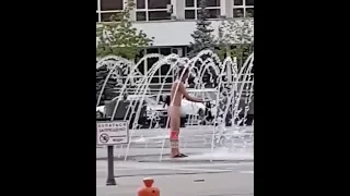 Голый мужик стирает трусы на главной площади Краснодара