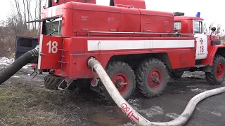 Співробітники Служби порятунку відкачують воду з підтоплених територій