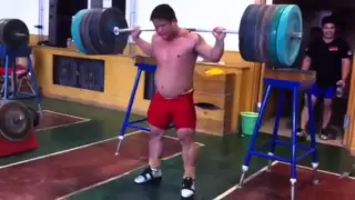 Chinese weightlifter 200kg back squat x 13 reps @ 17 years old