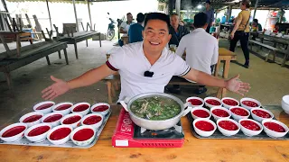Eat 24 bowls of goat blood pudding and goat hotpot - Explore Coc Ly market