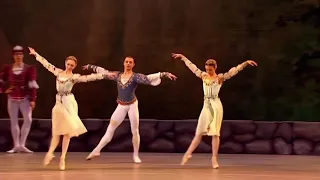 SWAN LAKE - Pas de Trois (Yekaterina Osmolkina, Anton Korsakov, Irina Golub - Mariinsky Ballet)