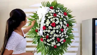 Corona Fúnebre con margaritas y 12 Rosas