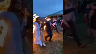 Una pareja entra prendidos en fuego durante su matrimonio 🤔🔥 #Shorts