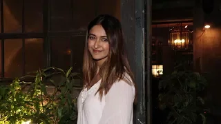 Hot Ileana D'Cruz Spotted At Paali Hill with Her Firends