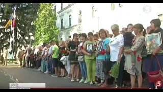 День пам'яті захисників України: родини загиблих армійців вшановують героїв Іловайська