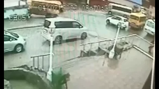 Момент удара о стену автобуса в Холмске попал на видео